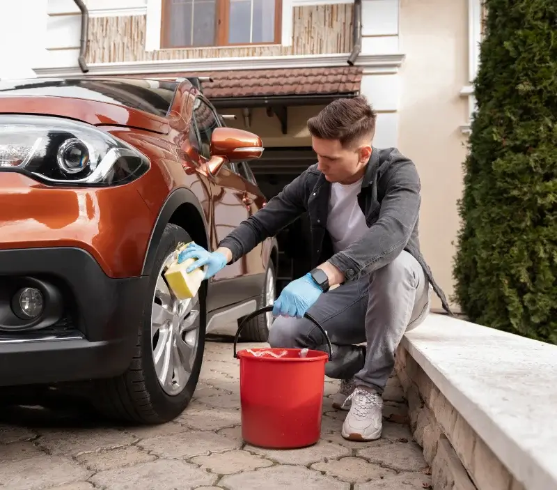 Lavage auto à domicile Ordan-Larroque : professionnel intervenant sur un véhicule